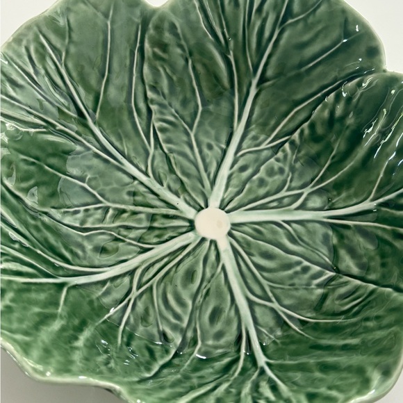 Bordallo Pinheiro 9” Serving Bowl Green Cabbage Leaf White Vein, Portugal - Picture 2 of 4